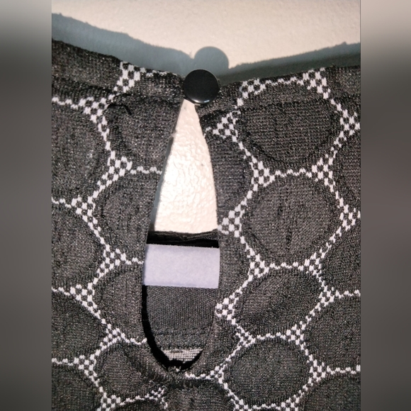 Elle (Sz M) Black & White Polka Dot Stretch SS Back Button Keyhole Peplum Blouse - Picture 7 of 10